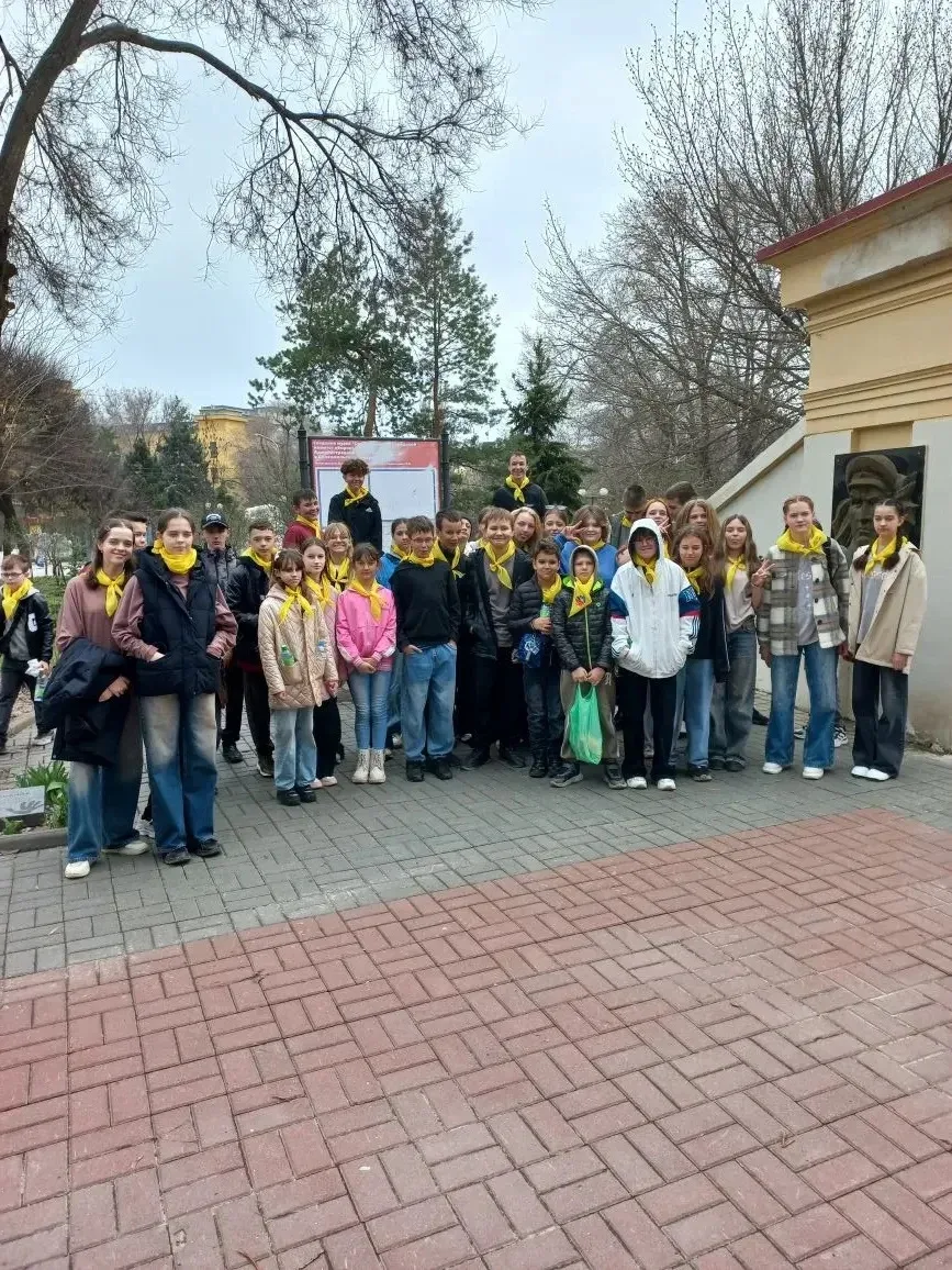 🎉 Увлекательная экскурсия для юных волгоградцев!  70 учащихся гимназии № 10, воспитанников лагеря «Л