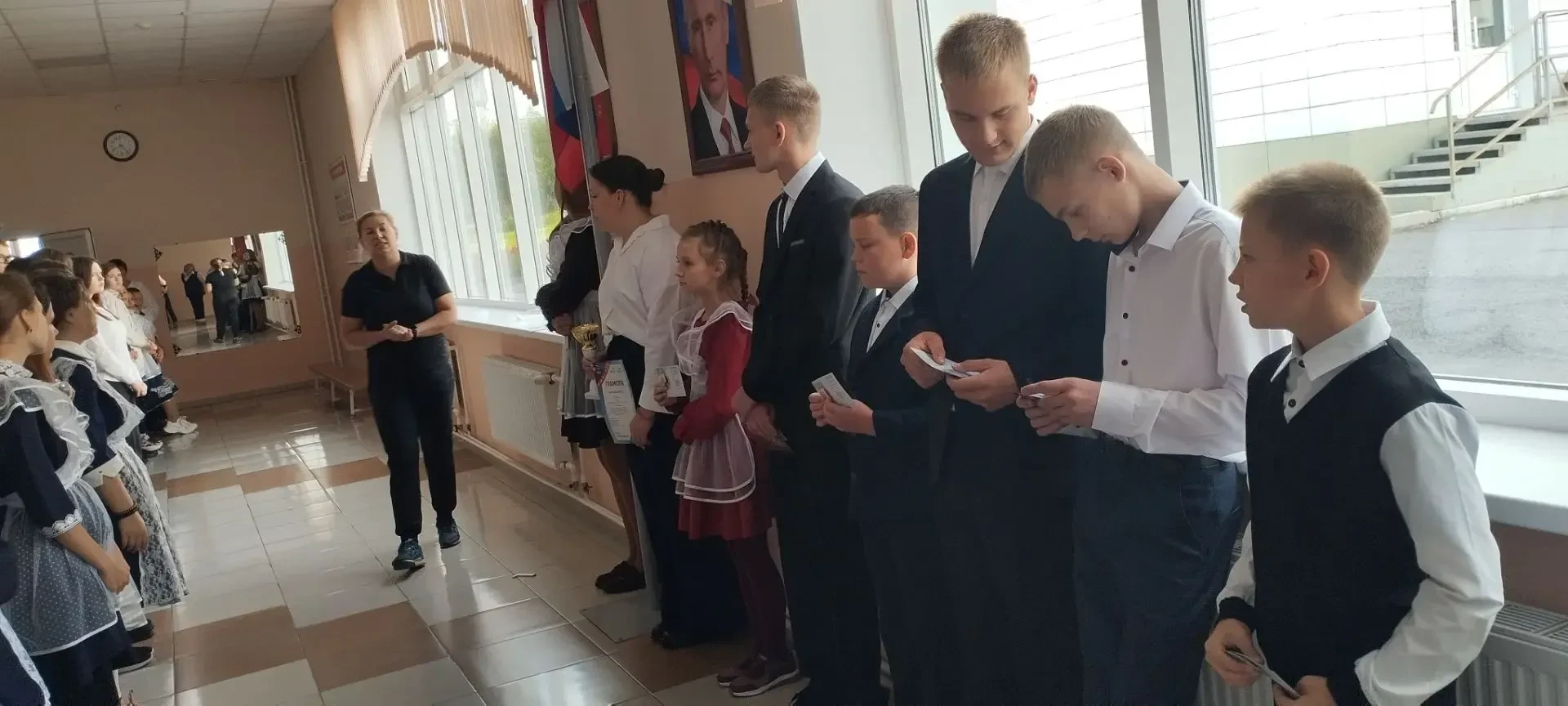 В понедельник у нас прошла торжественная линейка.