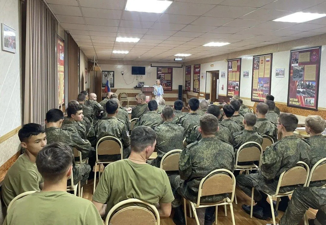 В рамках военно-патриотических сборов ПФО «Гвардеец» перед участниками выступили лектор...