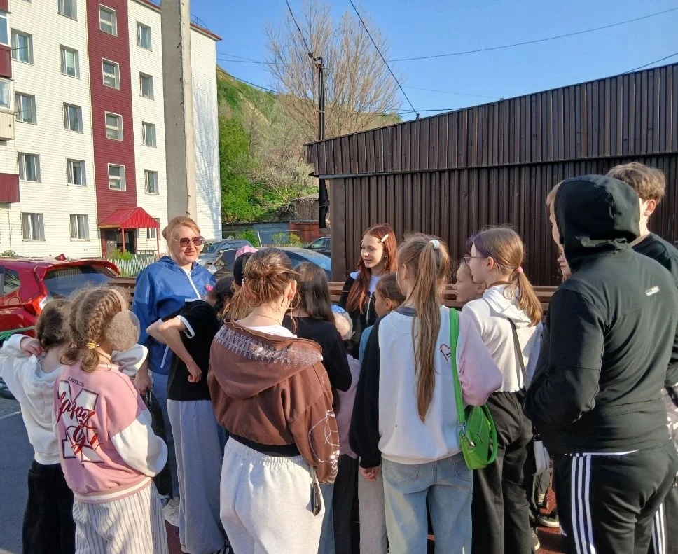 🎨 Символ России: Творческий мастер-класс в Невельске

В преддверии Дня России на улице Школьной в Н
