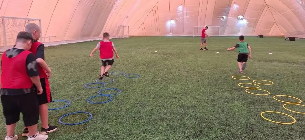 ⚽ «Космонавты» на большом поле: экскурсия в ФК «Георгиевск»! ⚽
Отряд лагеря «Космос» побывал на терр