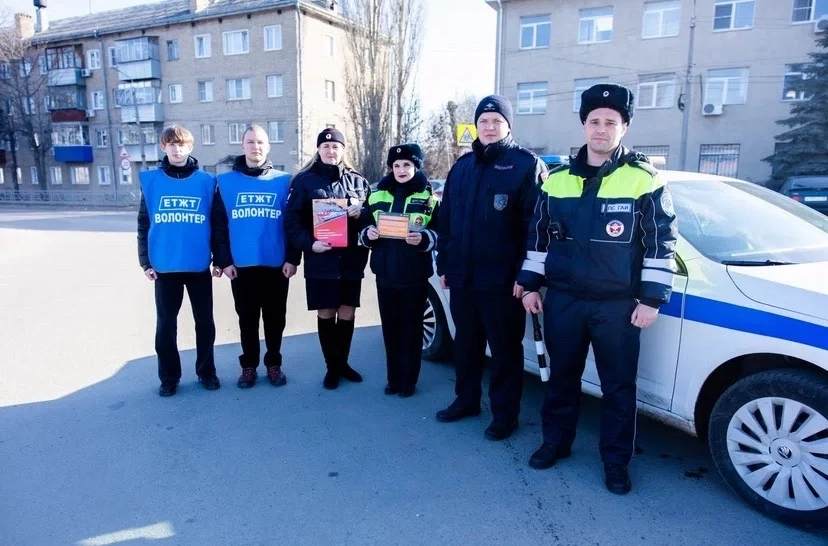 Безопасность!    В рамках акции по повышению  безопасности дорожного движения волонтёры  ЕТЖТ - фили