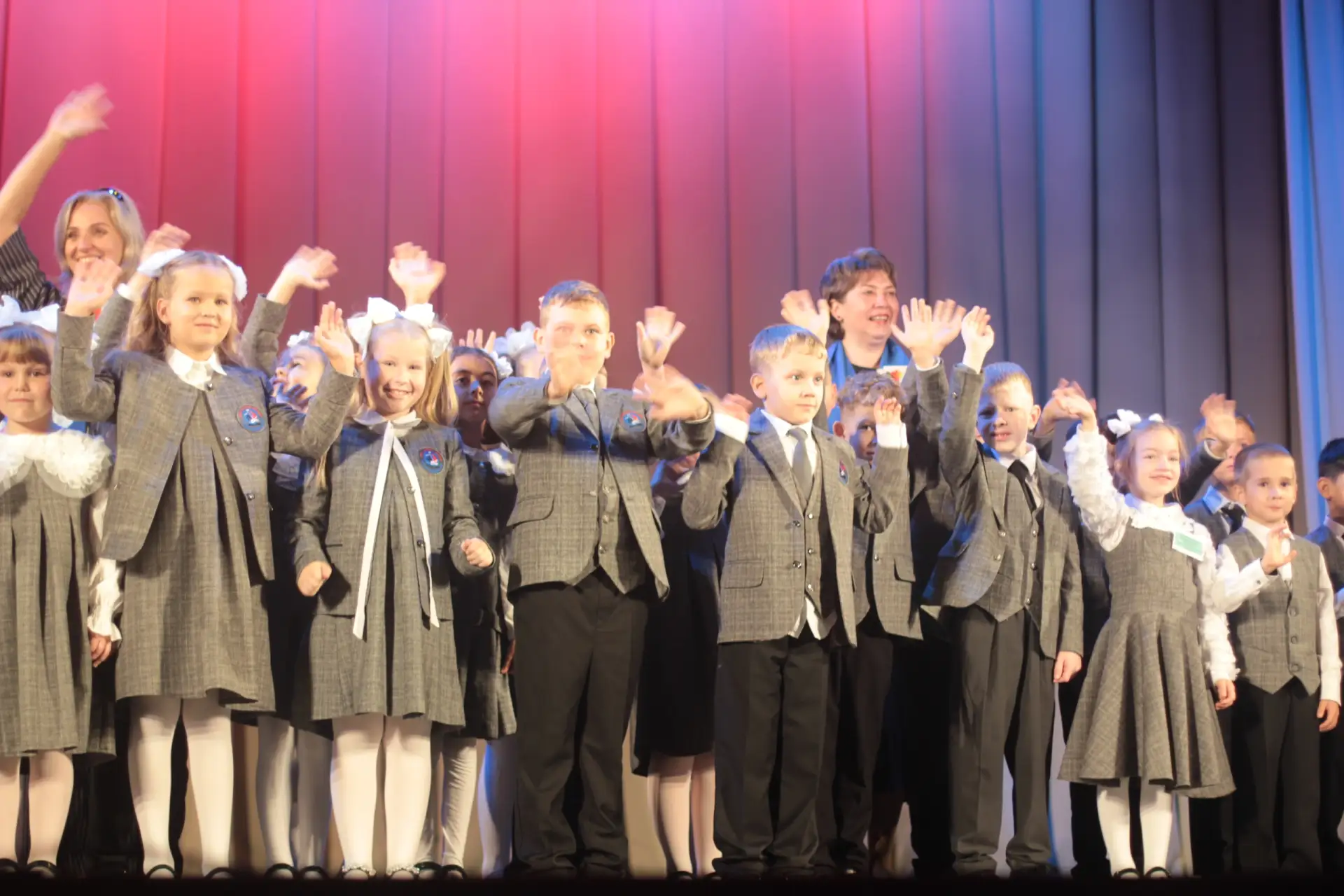 🎓 1 сентября - день, когда снова звучит оркестр! 🎶 Традиционно мы встретили День знан...