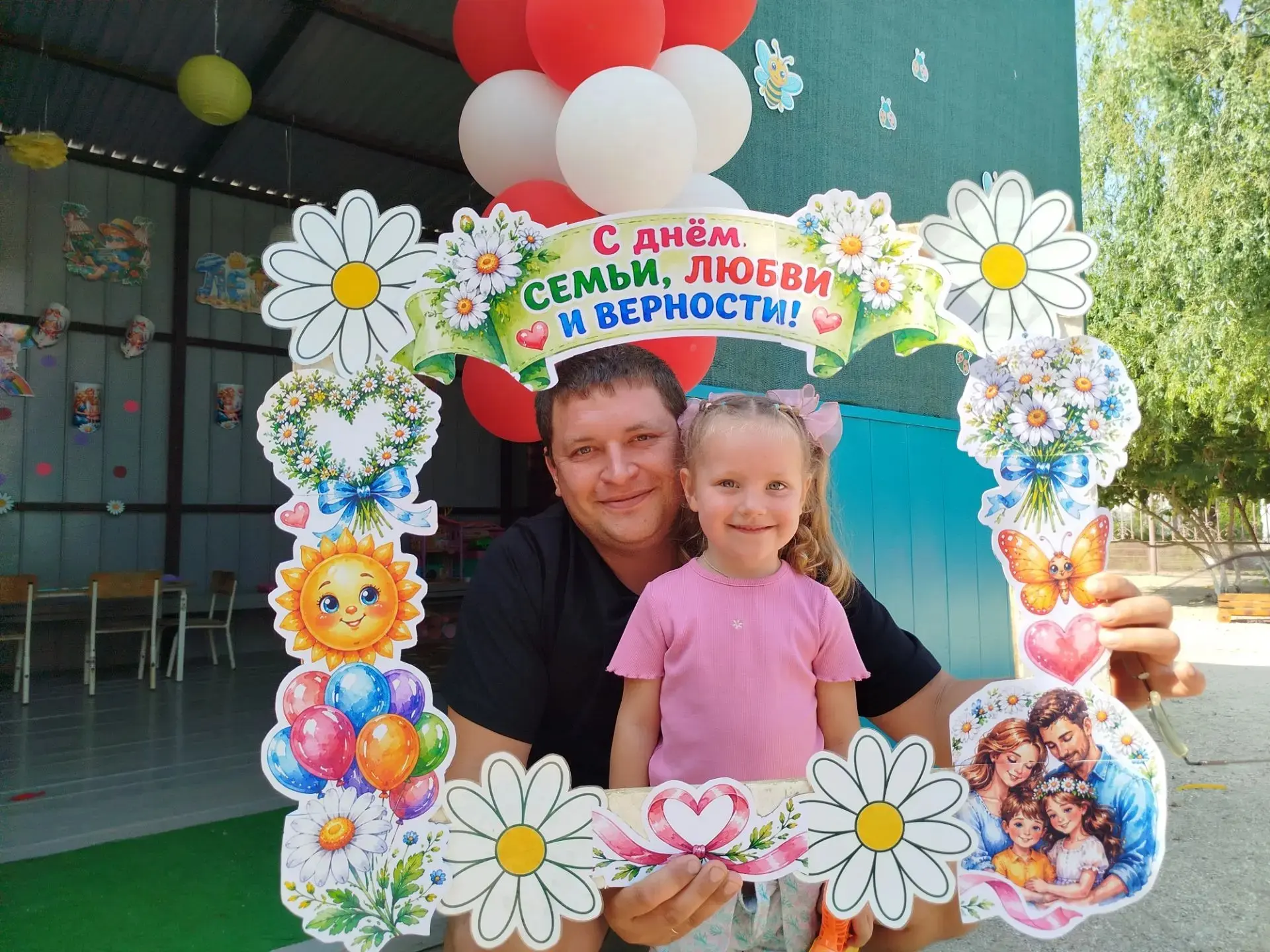 В честь Дня семьи, любви и верности была проведена тёплая и душевная фотосессия в декоративной рамке