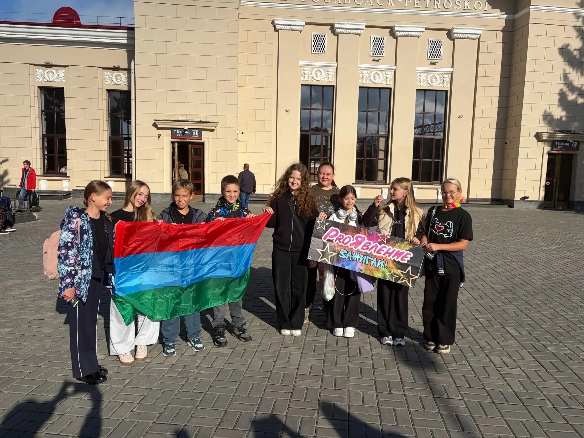 ЮНЫЕ ТАЛАНТЫ ПОСЕТИЛИ ГОРОДА, ВХОДЯЩИЕ В КУЛЬТУРНО-ОБРАЗОВАТЕЛЬНУЮ ПРОГРАММУ «ЗОЛОТОЕ К...