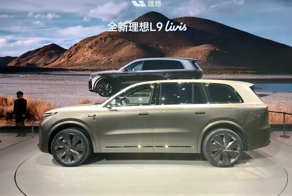 Компания Li Auto опубликовала тизеры интерьера обновленного Lixiang L9 Livis: сплошной экран мультим