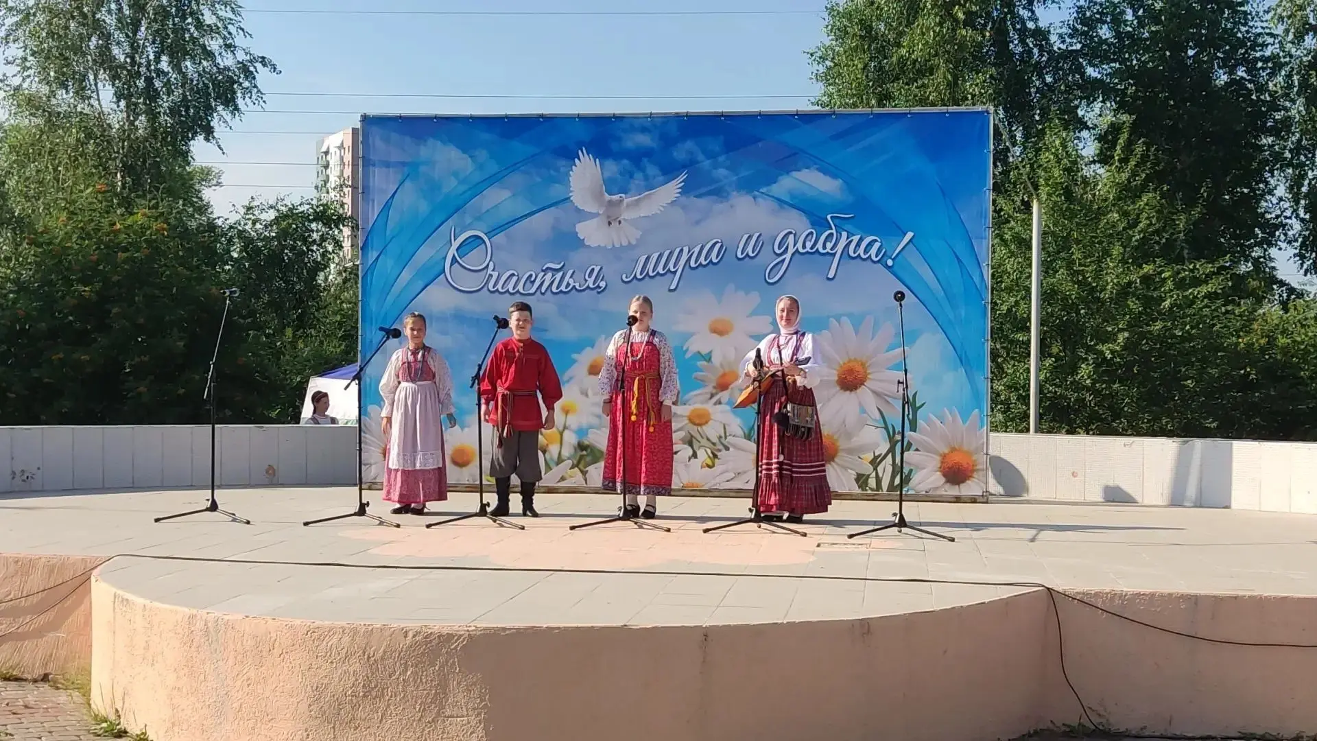 В этот светлый и радостный день учащиеся фольклорного отделения в лице Крошко Тимофея, Слобцовой Анн