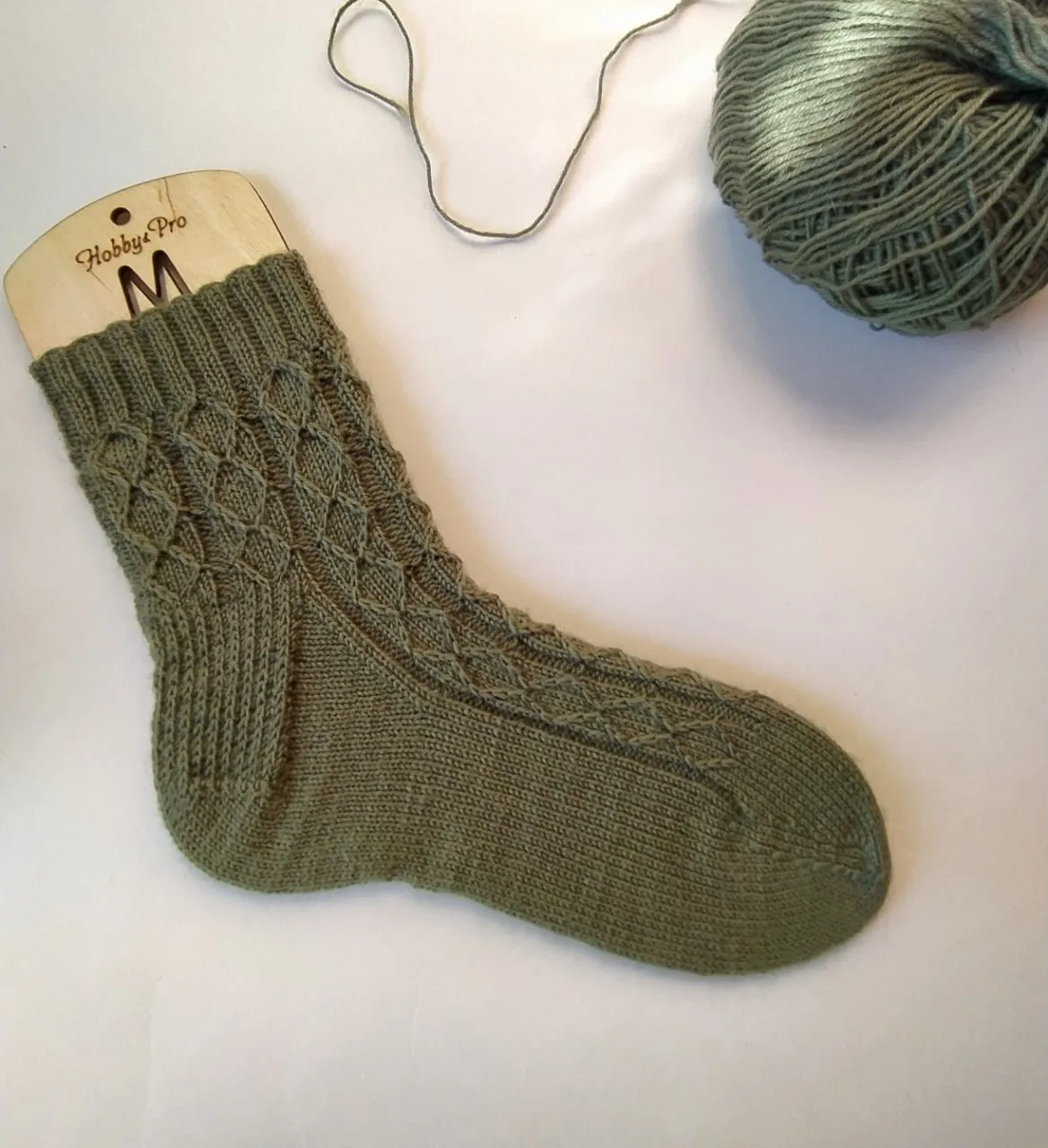 💠 Мужские носки с узором «Ромбы»

🧶 Носочная пряжа (100г/420 м) 
📌 Рекомендованный размер спиц – 