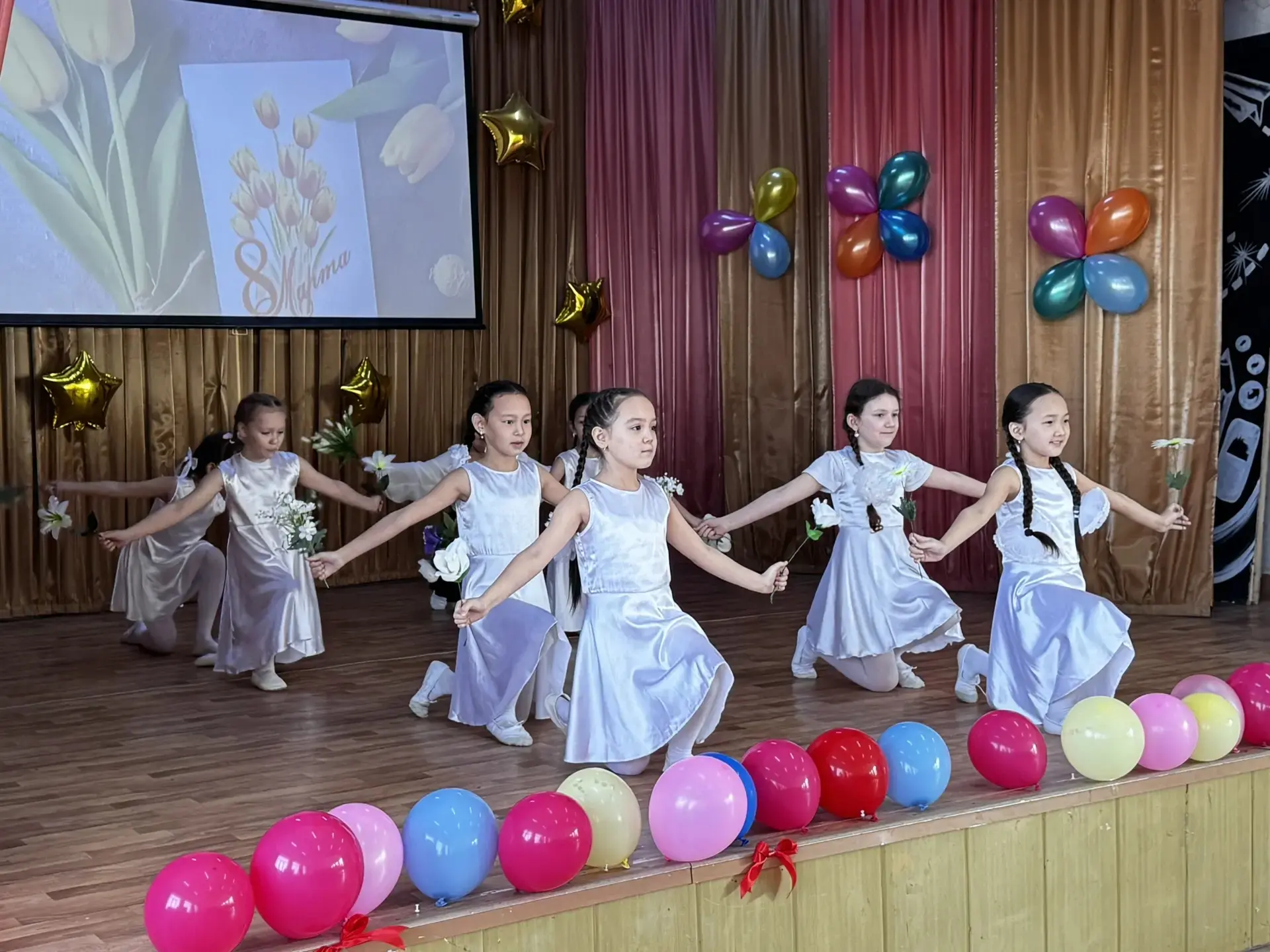 🌸 Самым любимым и нежным посвящается: праздник во 2 «В» классе! ✨  Сегодня в нашей школе было по-осо
