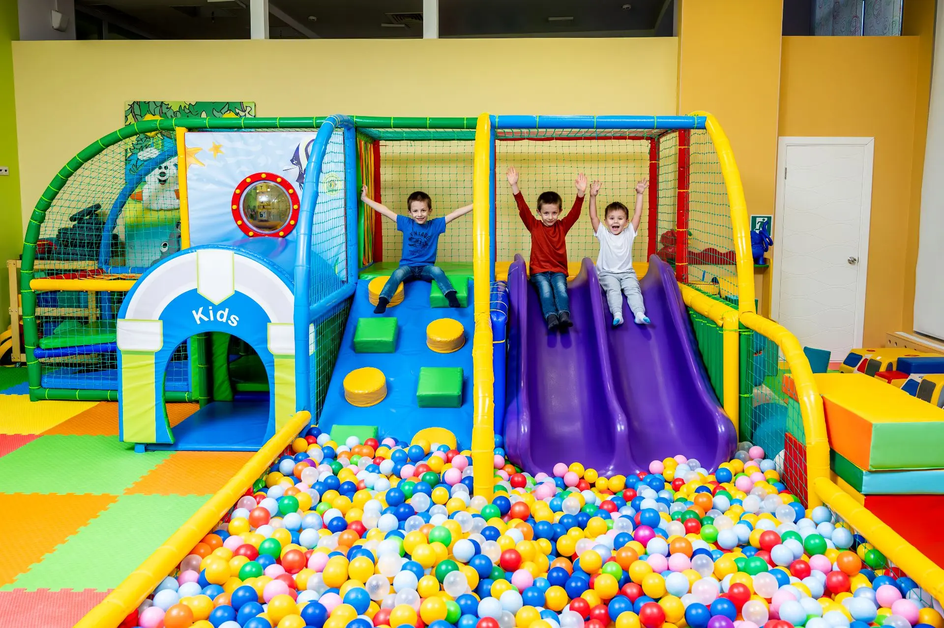 Пока дети увлечённо играют в детском центре ZKids, родители могут посвятить время себе ...