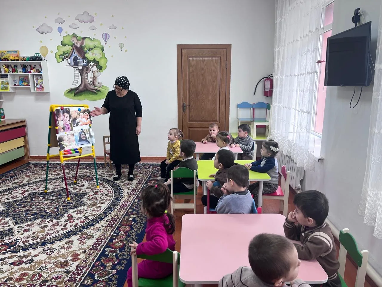 Беседа с детьми в 1 младшей группе «Женский день 8 Марта». 
Цели : познакомить детей с праздником– 8
