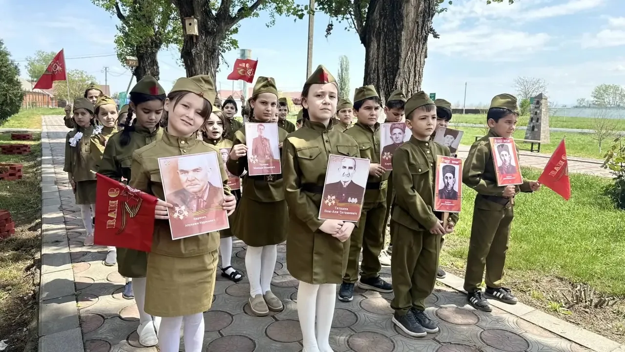 В МБОУ «СОШ №1 с. Бердыкель» прошла акция «Бессмертный полк». Учащиеся школы с гордостью пронесли по