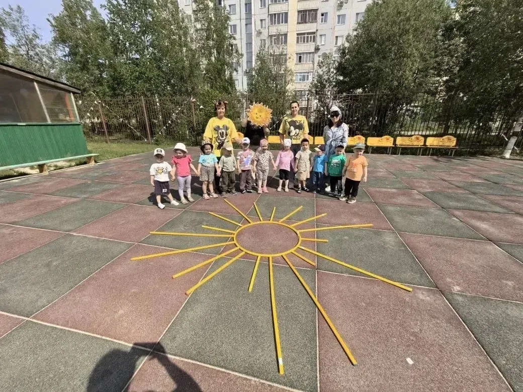 Сегодня в нашем детском саду прошел удивительный досуг «Кто скамеечку нагрел?» для груп...