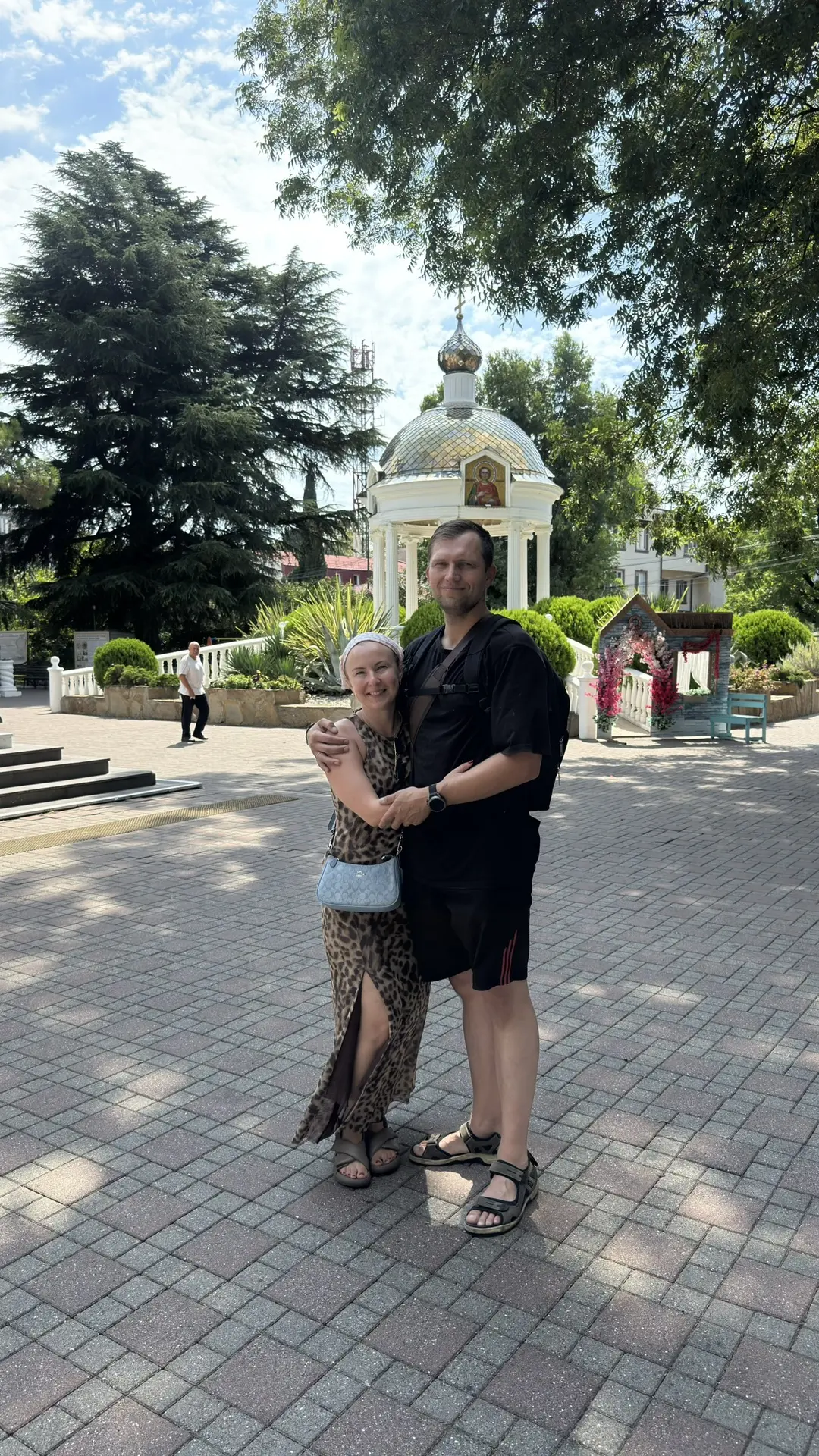 В этой церкви 17 лет назад мы обвенчались. Нам было 19 лет. Но я помню, что это было аб...