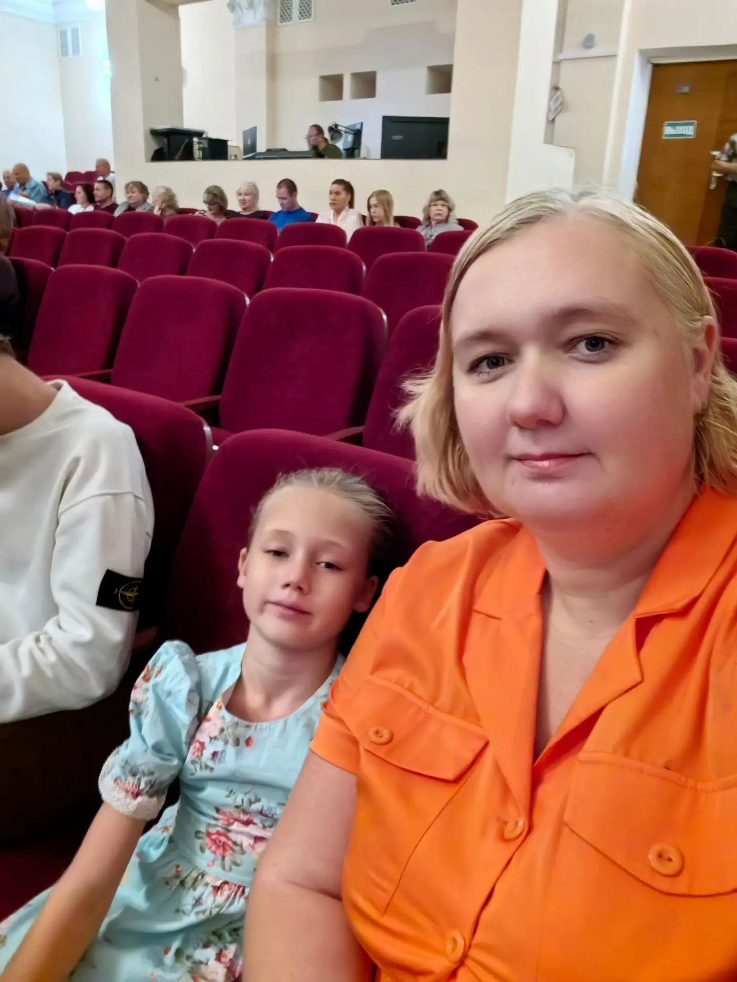 Сегодня на машине времени перенеслись в осенний вечер в Гаграх, в год так примерно 1980...