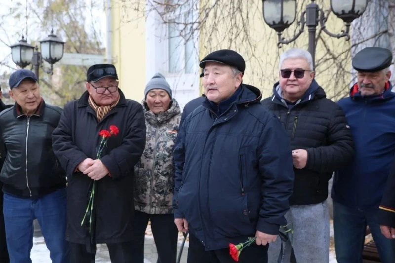 В Якутске обновили монумент Операм Якутии. В День уголовного розыска в сквере у здания ...
