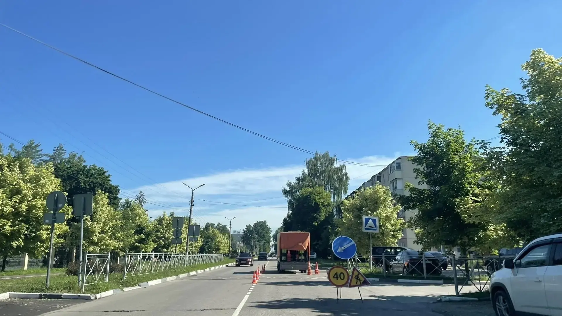 На улице Калинина ( около парка Мира) ведутся работы по нанесению дррожной разметки. Движение по пол
