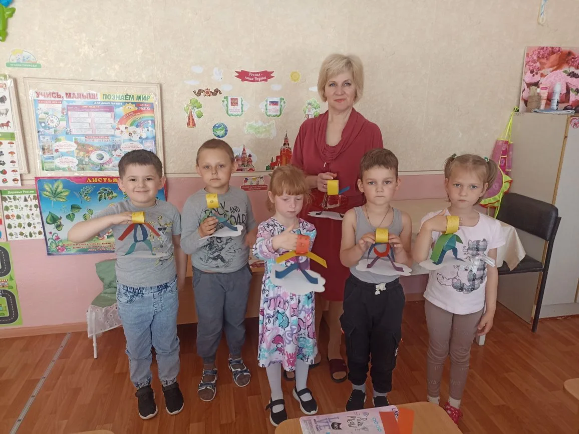 Мы с ребятами увлеченно мастерили " живую"  радугу и  Радужного человечка и с удовольст...