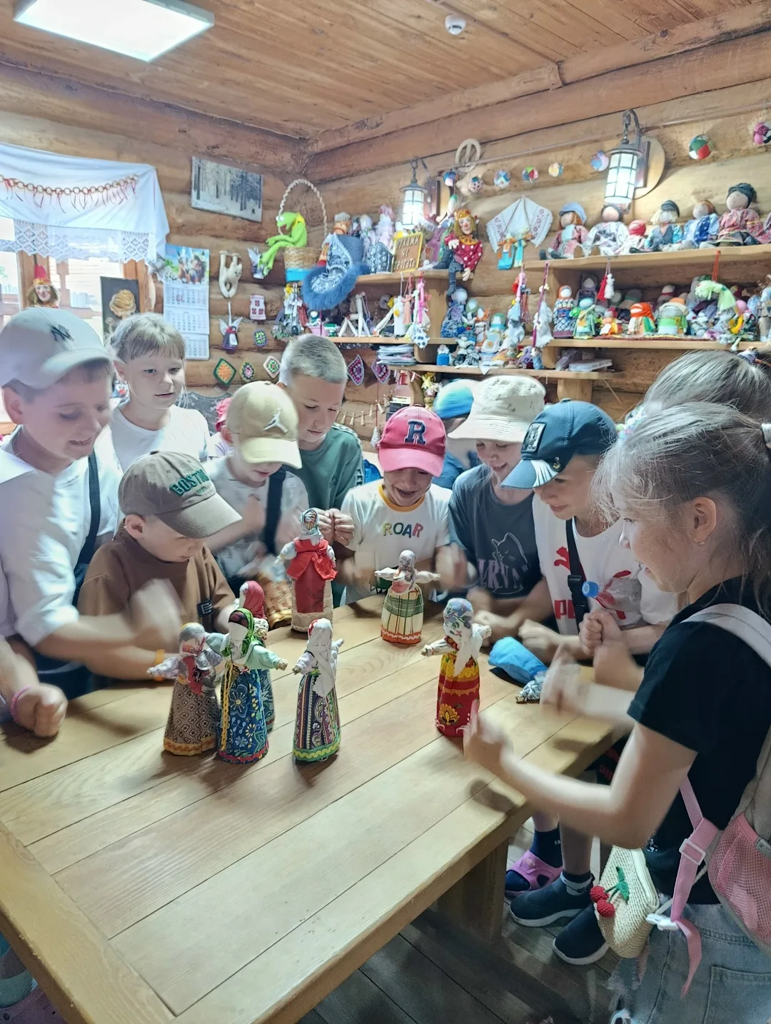 🌎12 день "День русской культуры"
Что мы Родиной зовём?
Дом, где мы с тобой живём,
И берёзки, вдоль 