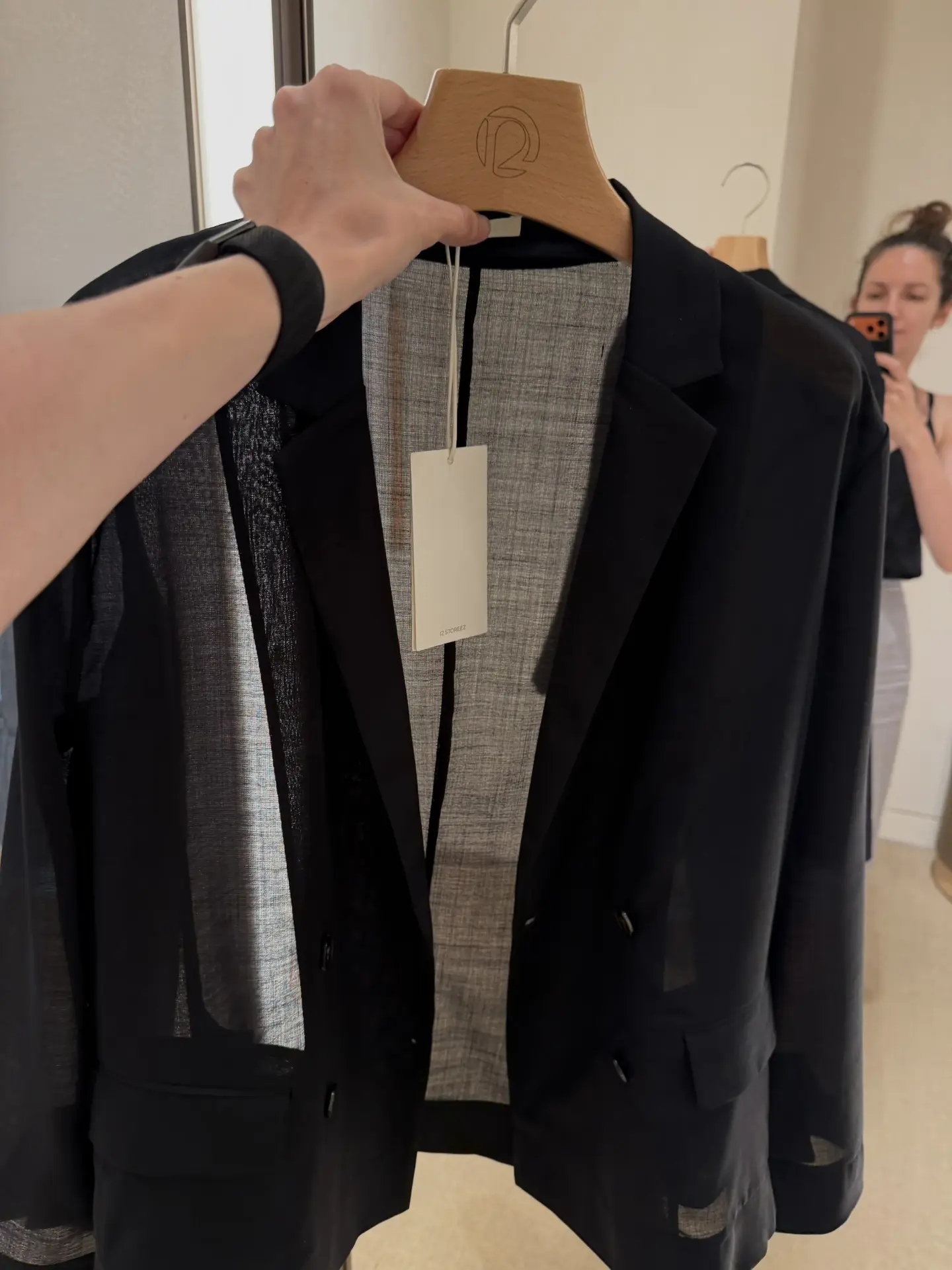 Ну что за вайбы нового Chanel и Dior у нас в 12 Storeez?

Полупрозрачный двубортный жакет из тонкой 
