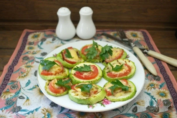 Кабачки в духовке с помидорами и сыром