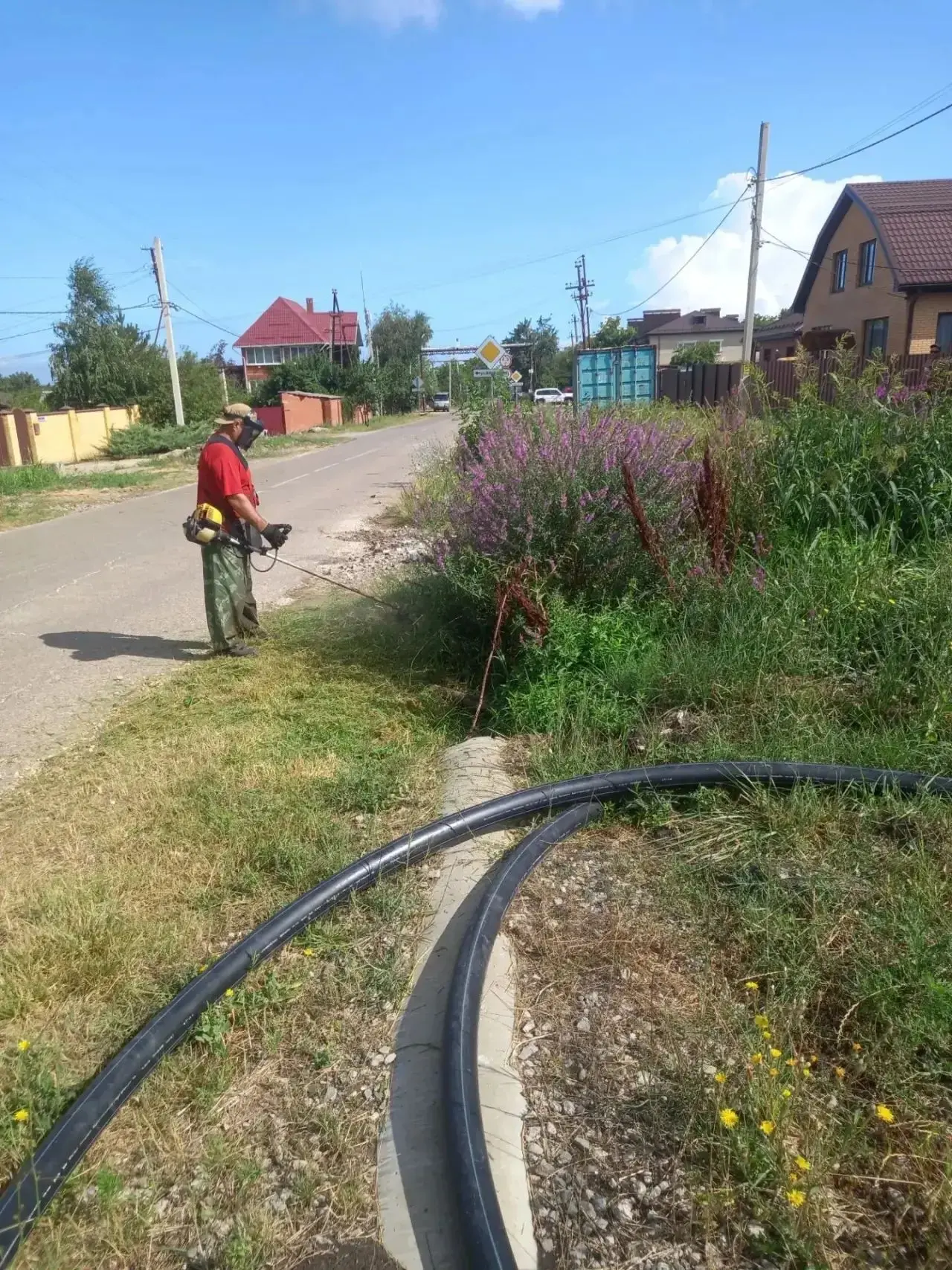 Администрация Черноморского городского поселения оказала содействие в покосе сорной растительности н
