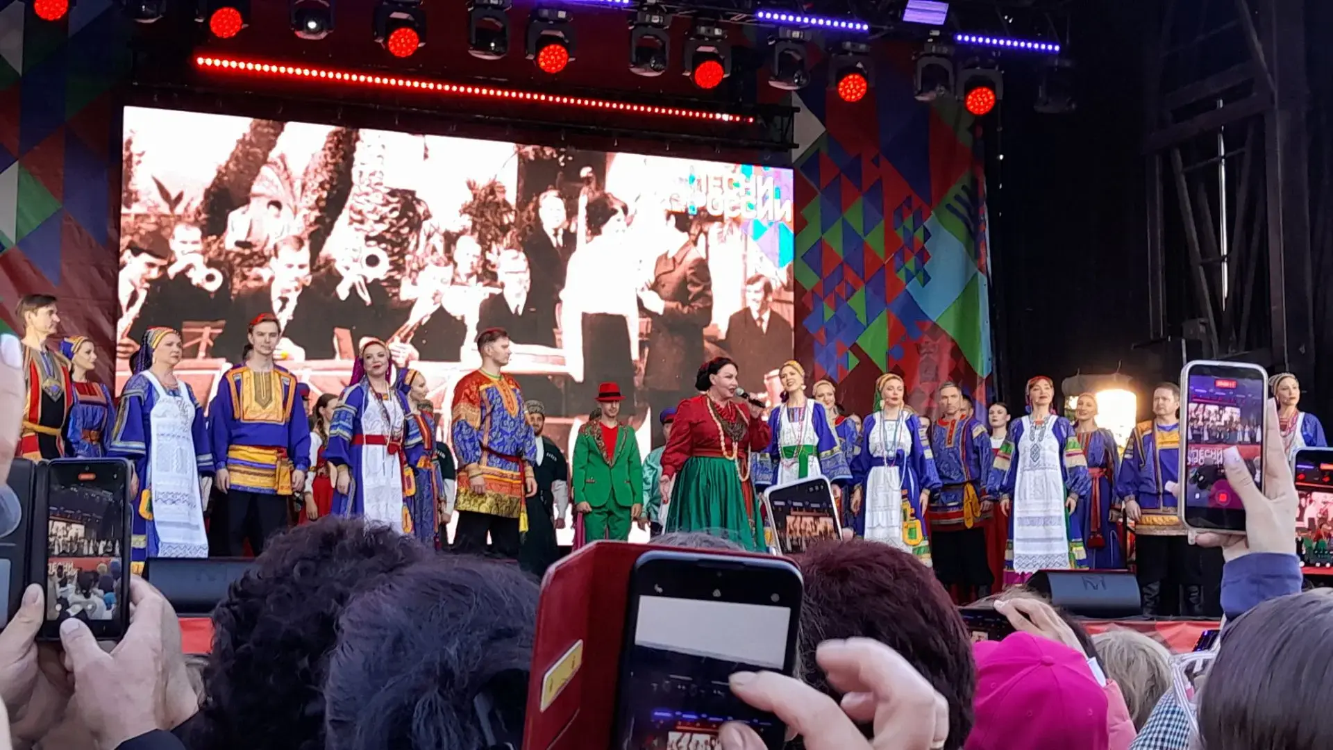 🇷🇺 XX Юбилейный фестиваль-марафон «20 лет песни России» 🇷🇺

🎶 17 июня в посёлке Вольгинский про