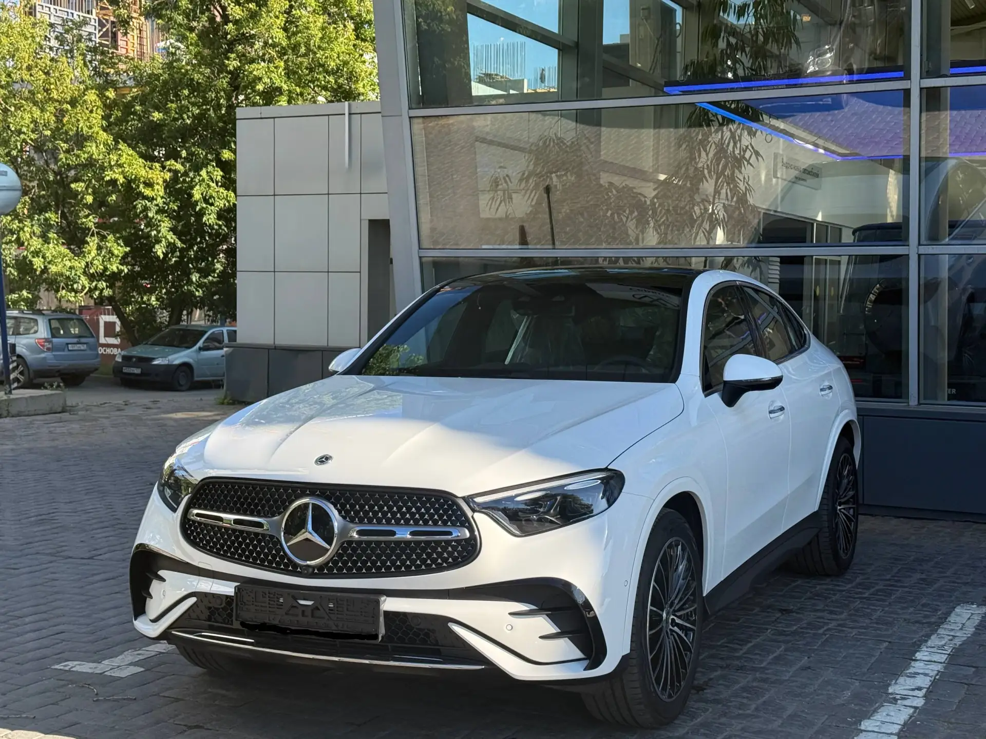 Mercedes-Benz GLC Coupe 300 4MATIC 2.0 бензин 2026 (белый на черном)