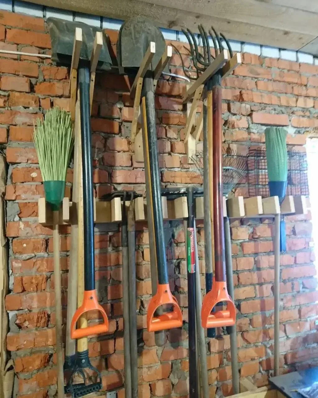 Идеи хранения садового инвентаря 🛠