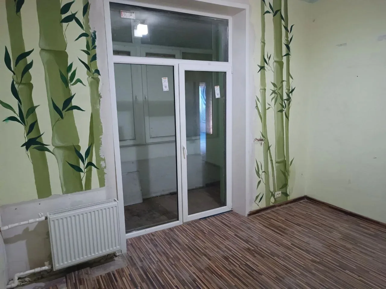Продаётся трёхкомнатная квартира в самом центре Мариуполя,возле драмтеатра,по ул.Артема 48.Квартира 