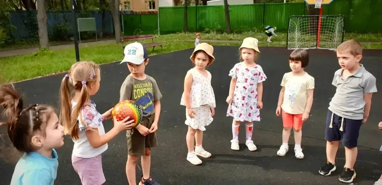 ☀️ Что может быть увлекательнее и полезнее для дошколят, чем игры с мячом на свежем воз...