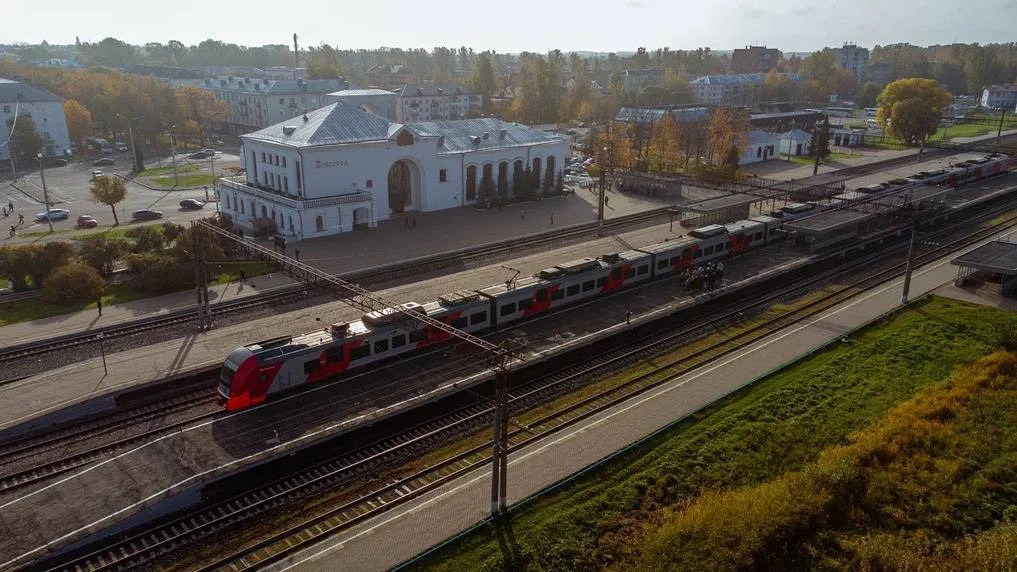 Поезд отправляется с железнодорожного вокзала Великий Новгород

🏫 По прибытии на станцию Любытино, 