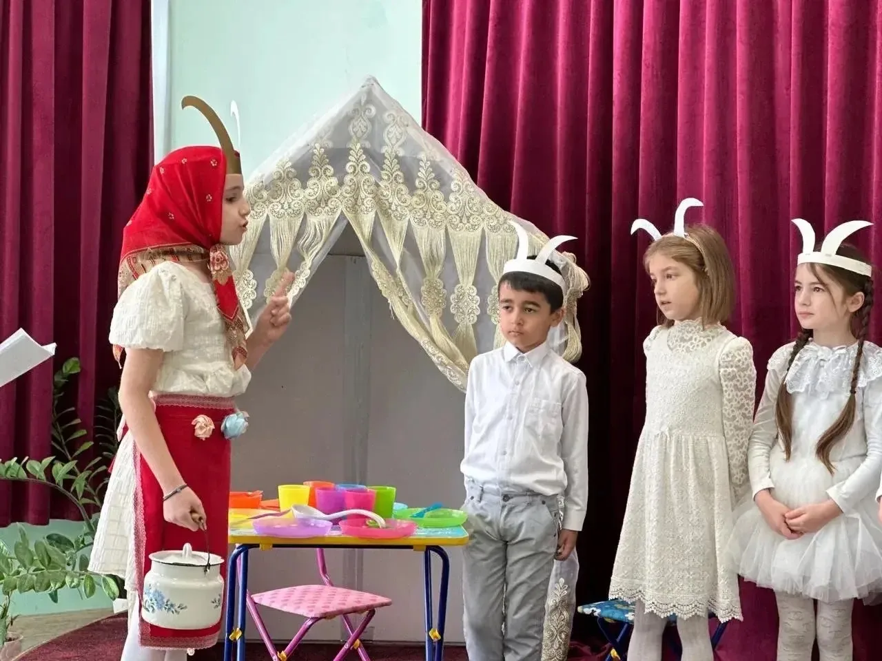 🎭 В мире театра 🎭  В рамках акции, посвящённой Всемирному дню театра, Совет Первых нашей школы прини