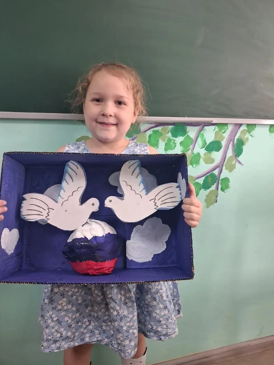 «Сегодня отмечаем День России вместе с нашими маленькими художниками! ✨🎨
Эта работа наполнена любов