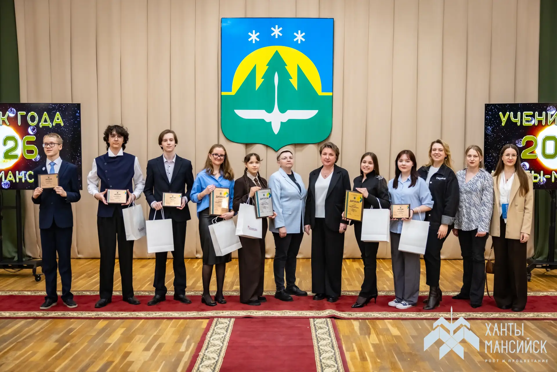 В КДЦ «Октябрь» прошла торжественная церемония подведения итогов городского конкурса «Ученик года — 