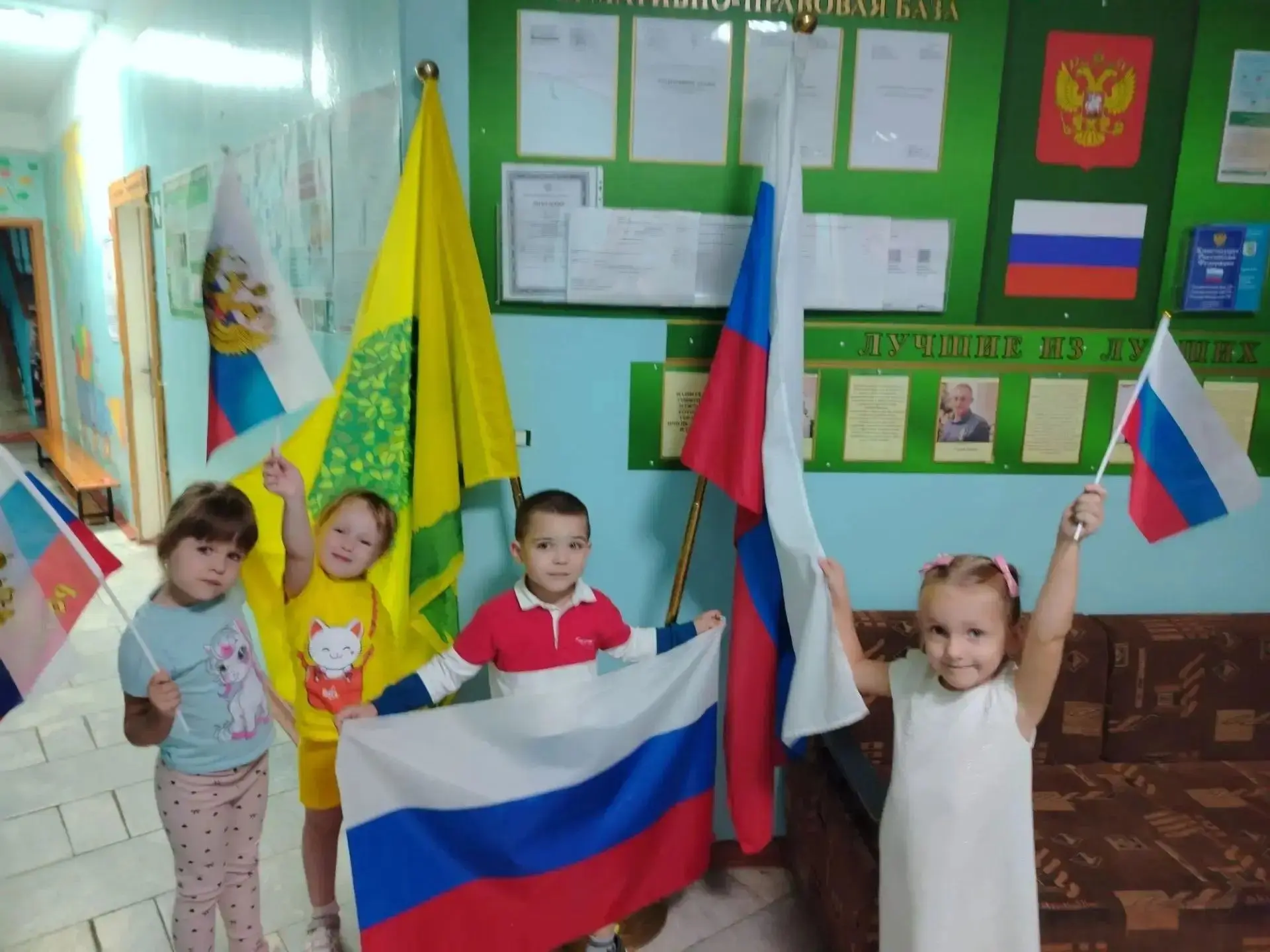 Три цвета на флаге России: белый, синий, красный.