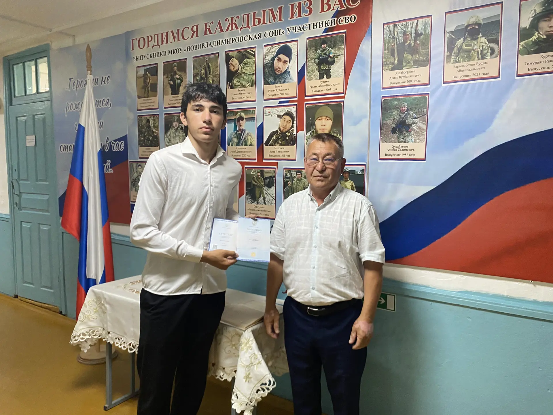 Выпускники  нашей школы начали получать свои аттестаты!  
Поздравляем вас с этим важным достижением!