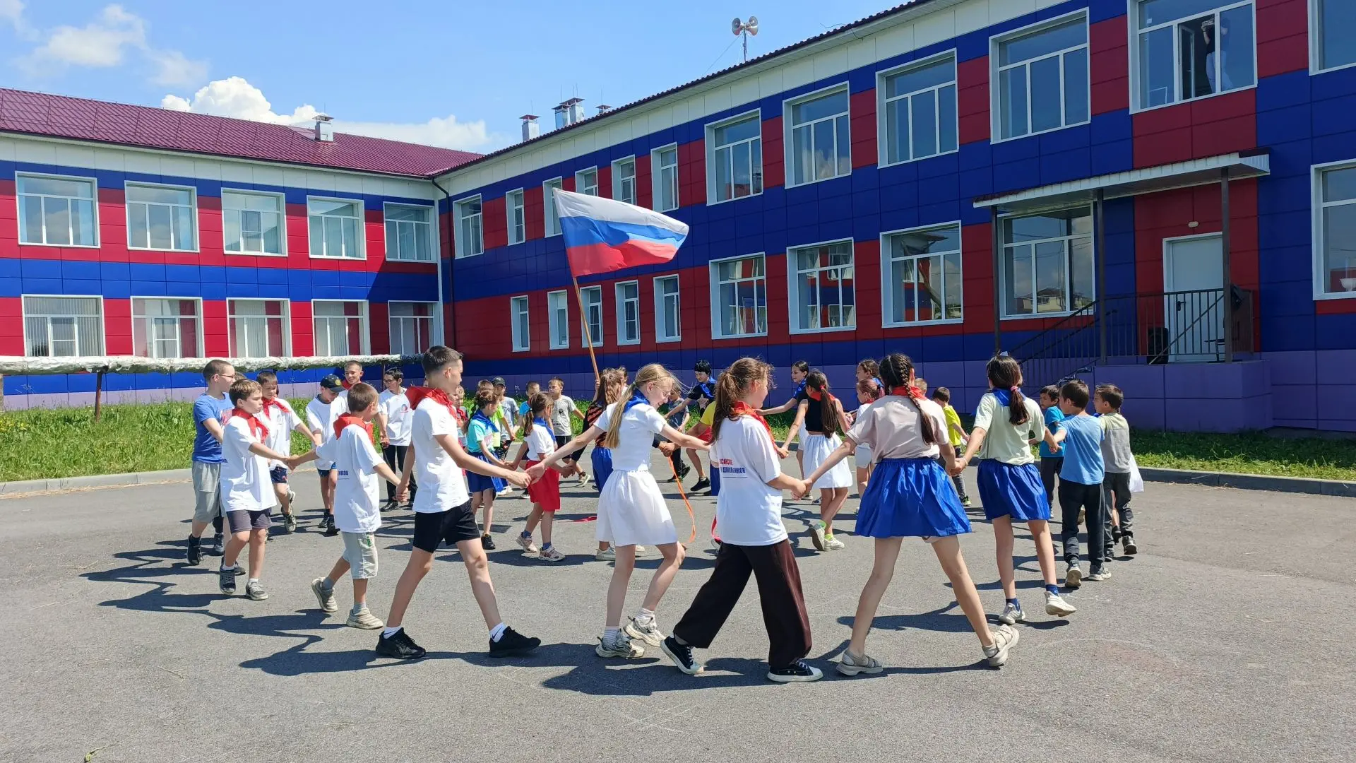 День России в нашем лагере!🇷🇺

🌞В пришкольном лагере «Солнышко» при МБОУ «Таутовская СОШ им. Б. С