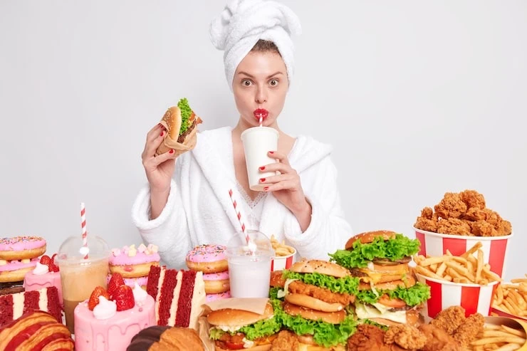 Вредные пищевые привычки, от которых стоит отказаться!

Быстро едите и пережевываете. 
Это приводит 