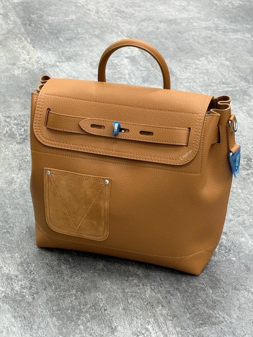 Сумка Louis Vuitton 

➡️Лёгкая и вместительная, она легко вписывается в дневной образ с джинсами и р