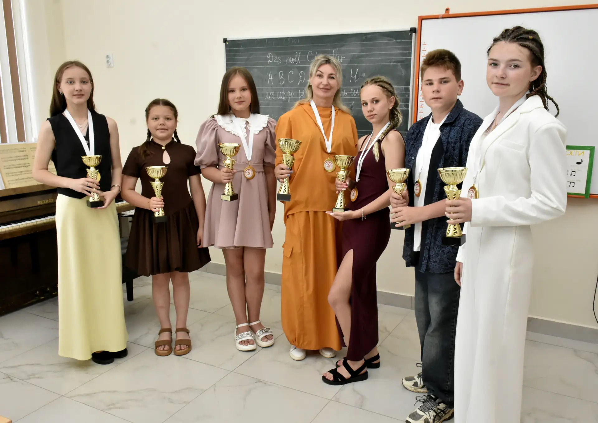 Один парень, пять девчат

https://dobvesti.ru/odin-paren-pyat-devchat.html

Команда вокалистов Добри