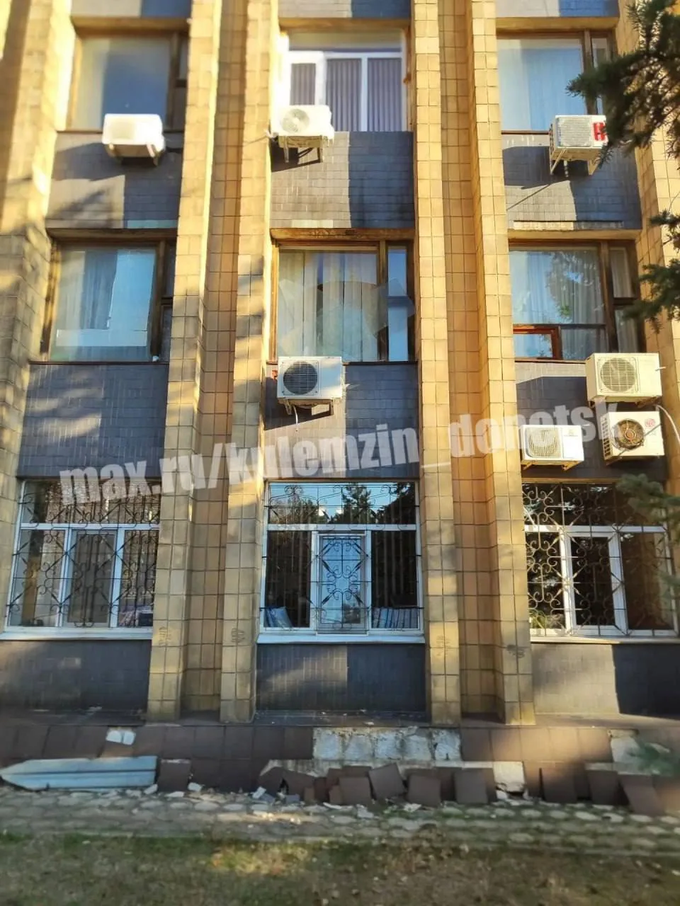 Последствия атаки в Куйбышевском районе Донецка, в результате которой повреждения получ...