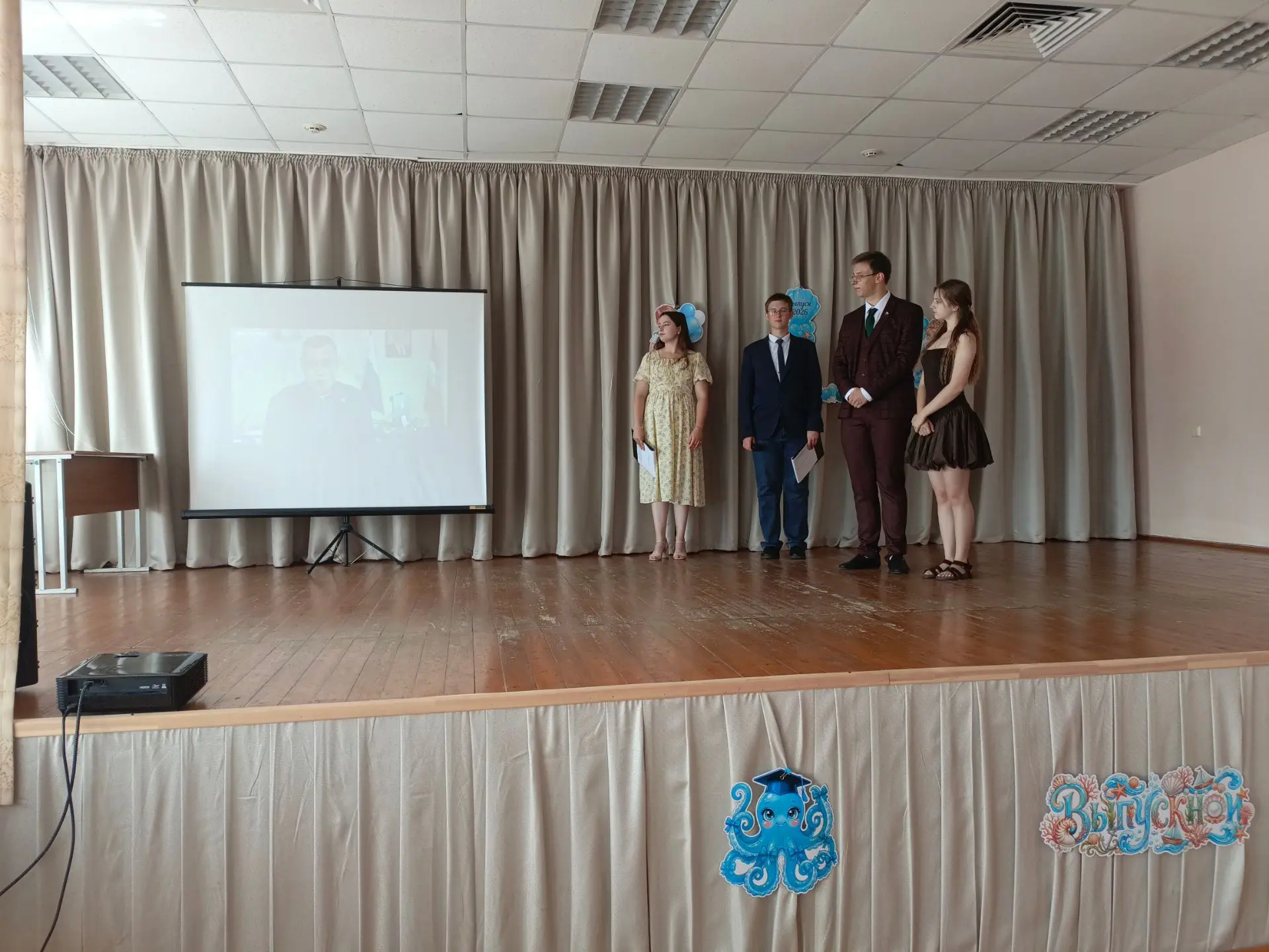 🎉 Торжественное вручение аттестатов выпускникам 11 класса! 🎉

26 июня в нашей школе прошёл один из