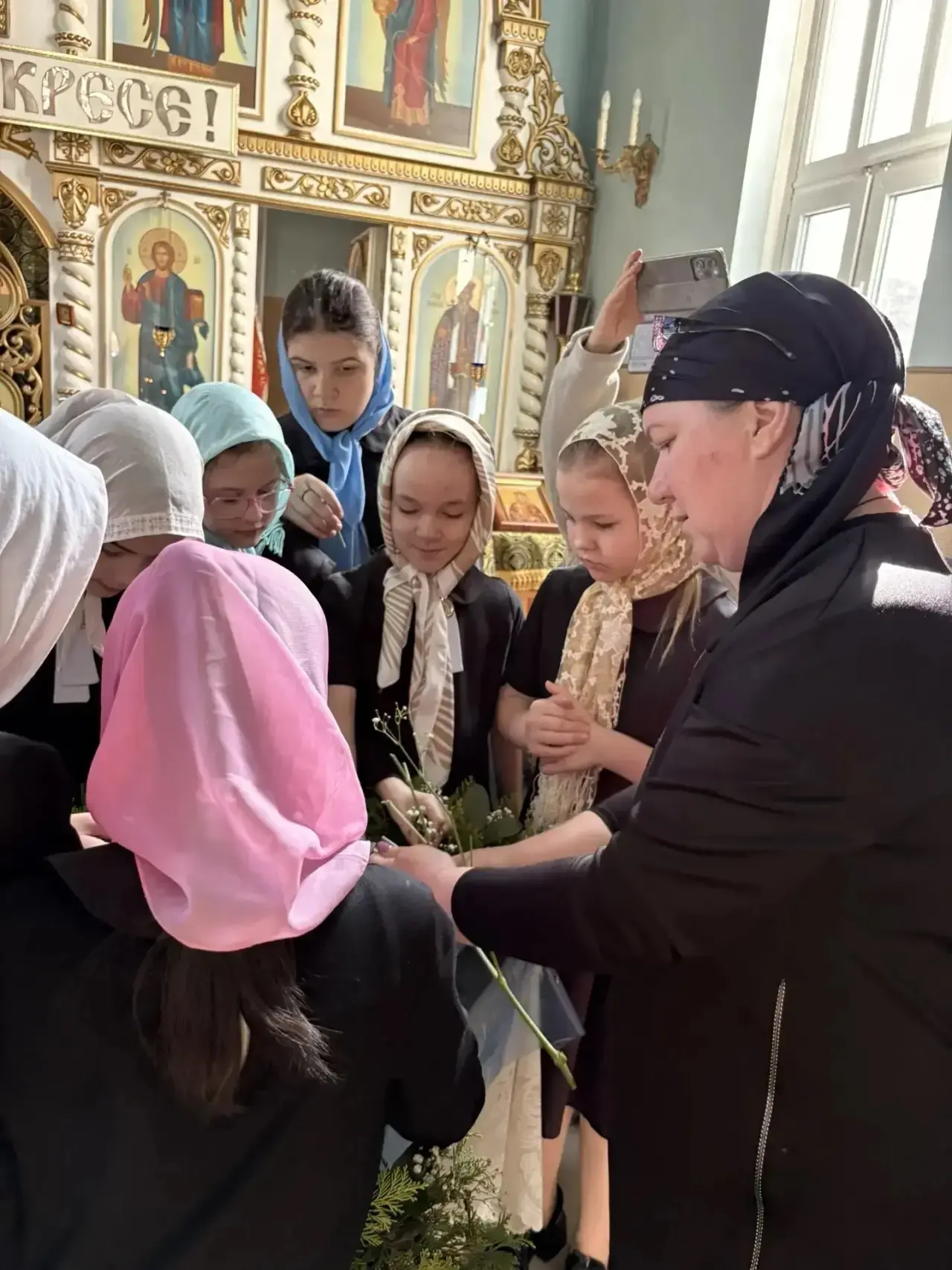 Уроки флористики для юных благородных девиц продолжаются.  Сегодня для учениц 5 "А" класса, учащихся