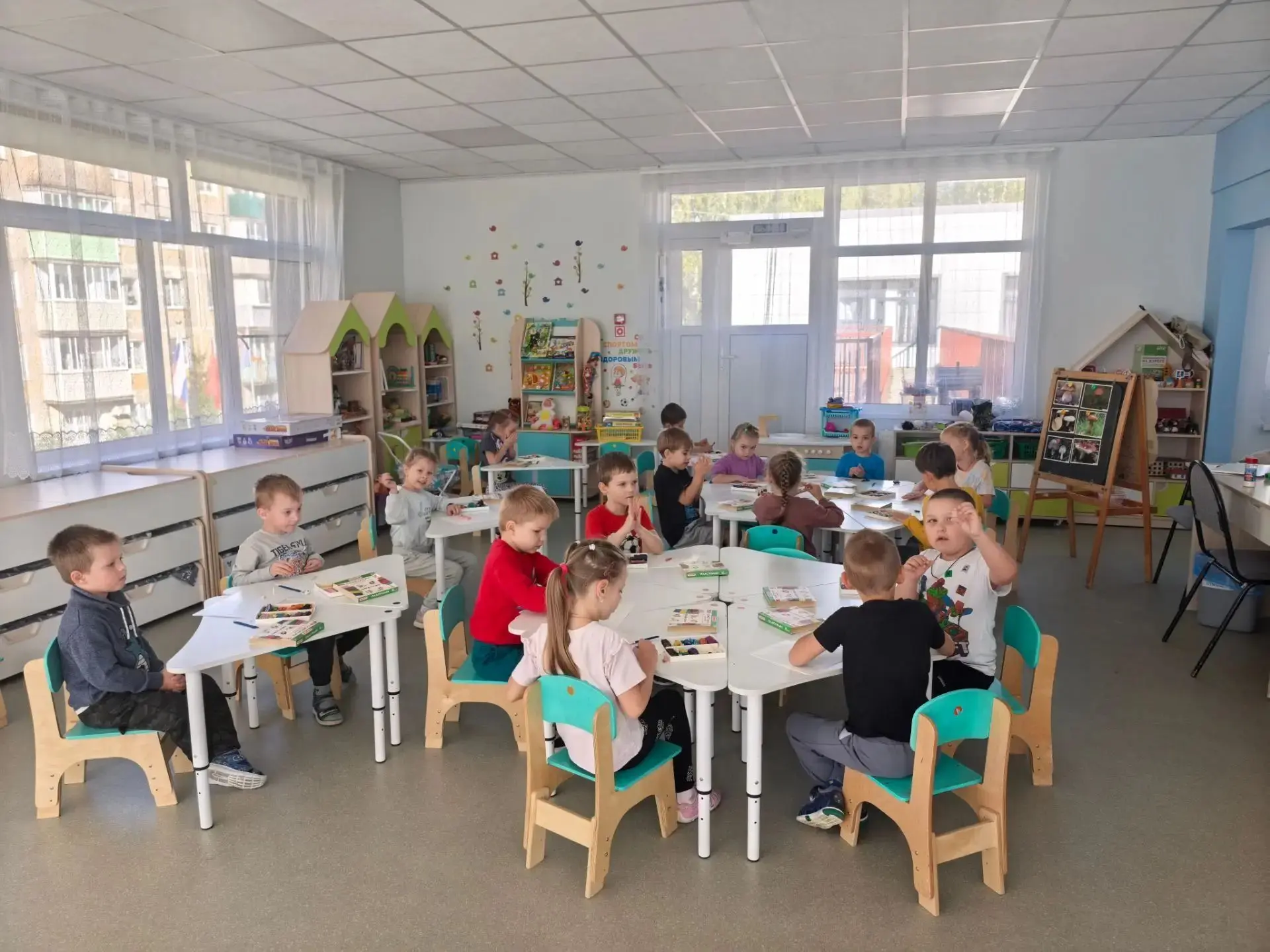 В старшей группе "Улыбка" прошло очень полезное занятие по лепке. Тема — «Грибы». Вмест...