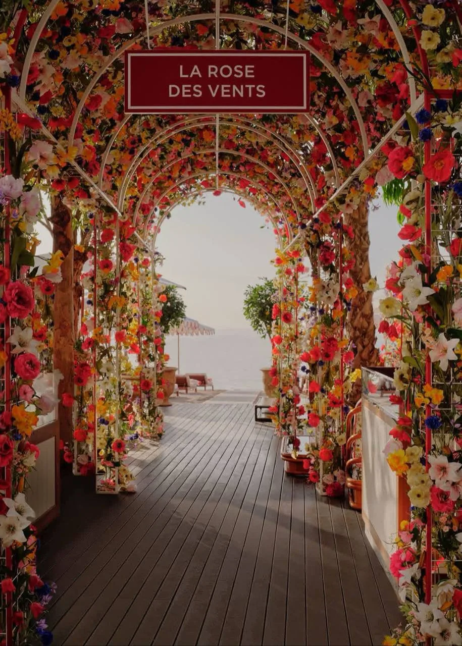 Начинаем выходные с красоты и восхищения♥️

Gucci стилизовал пляжный клуб La Rose des Vents в Монте-