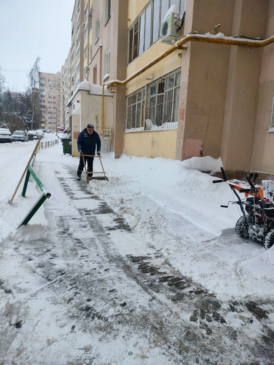 ❄️ Уборка снега в Советском районе — в усиленном режиме! 🚜  Дворники и специализированная техника До