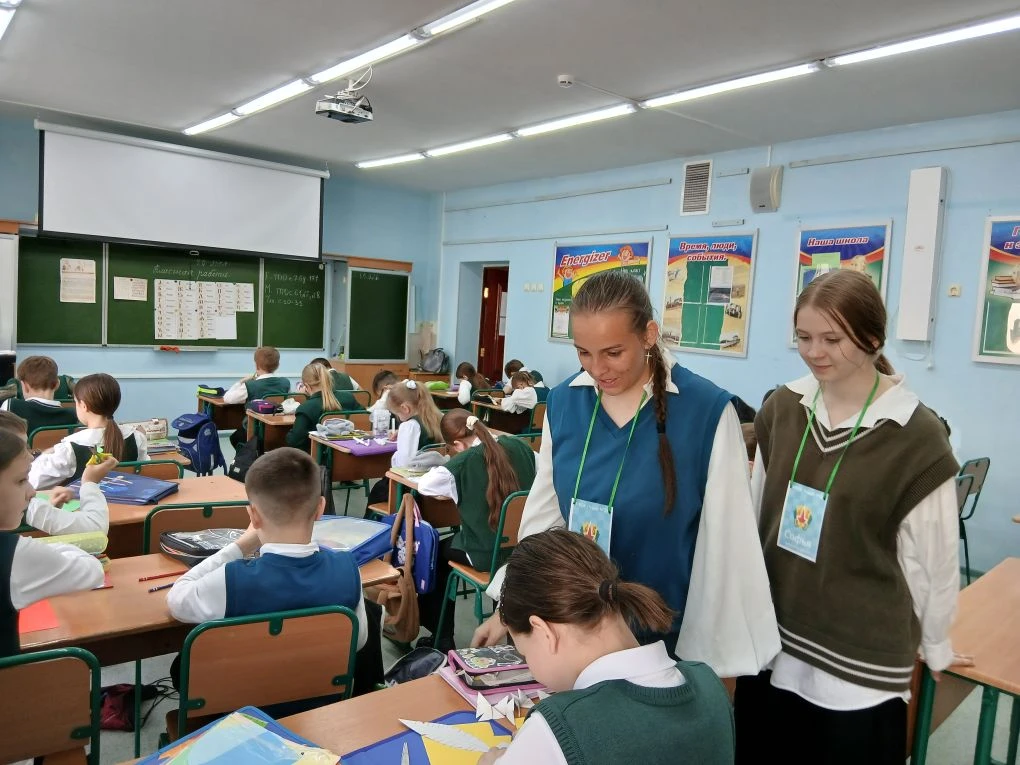 🕊️ К истокам слова на крыльях пера!  На этой неделе волонтёры нашего корпуса «ЖИЗНЬ» провели серию м
