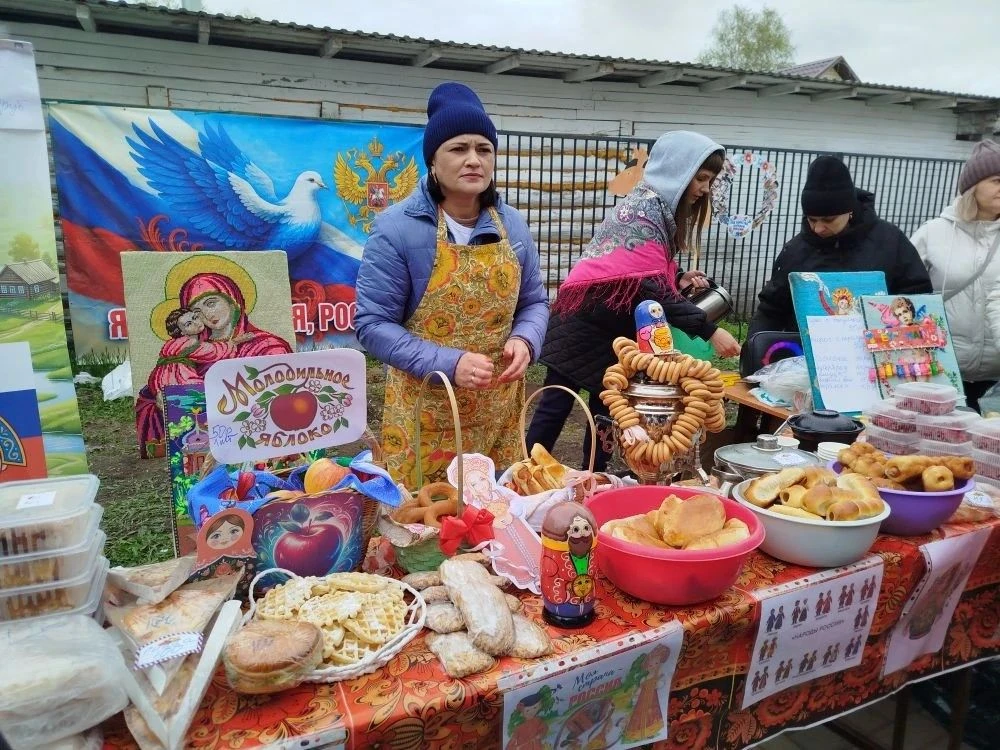 Молодильных яблок не желаете? Во дворе школы №2 в разгаре благотворительная ярмарка.  Национальные п