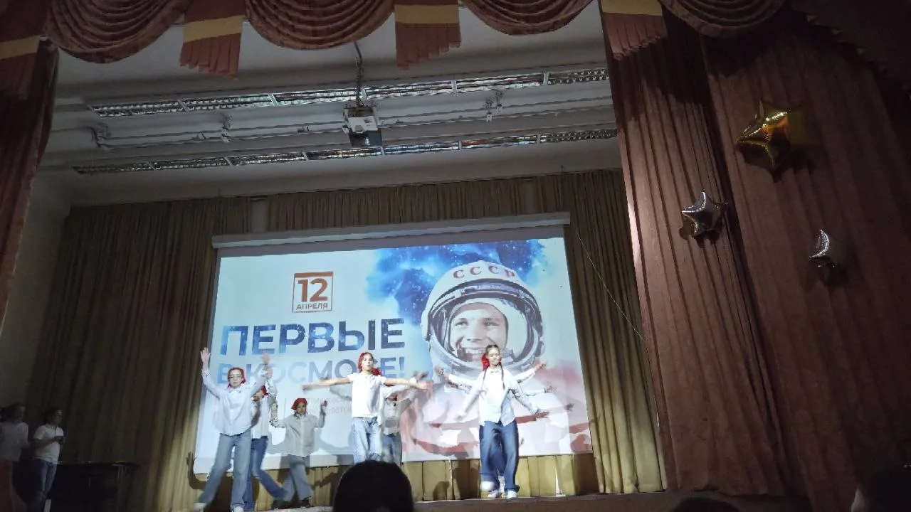 🚀 День космонавтики в нашей школе!  🎙Ребята из 6 «Е» класса под руководством советника директора Ков